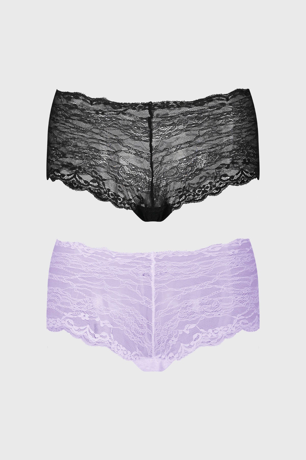 Pantaleta de encaje lila con diseño floral en toda la prenda de estilo delicado y romántico