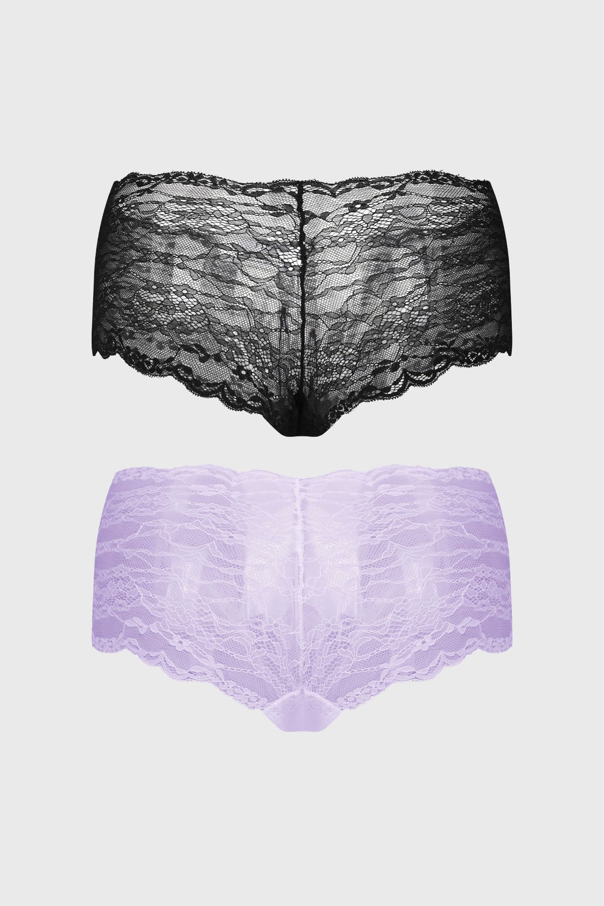 Pantaleta de encaje lila con diseño floral en toda la prenda de estilo delicado y romántico