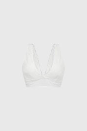 Sostén tipo bralette blanco con encaje en escote y copa de cobertura completa diseño liso elegante y delicado
