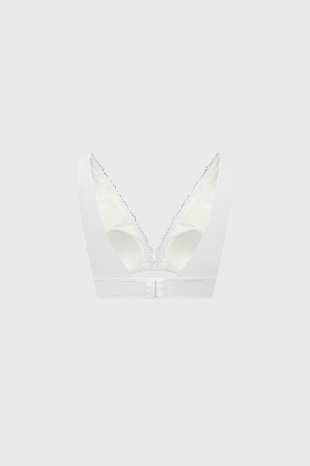 Sostén tipo bralette blanco con encaje en escote y copa de cobertura completa diseño liso elegante y delicado