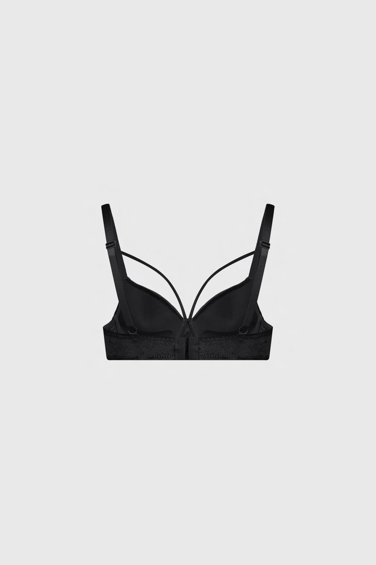 Sostén negro copa soft con diseño liso y tirantes delgados estilo minimalista en centro y laterales