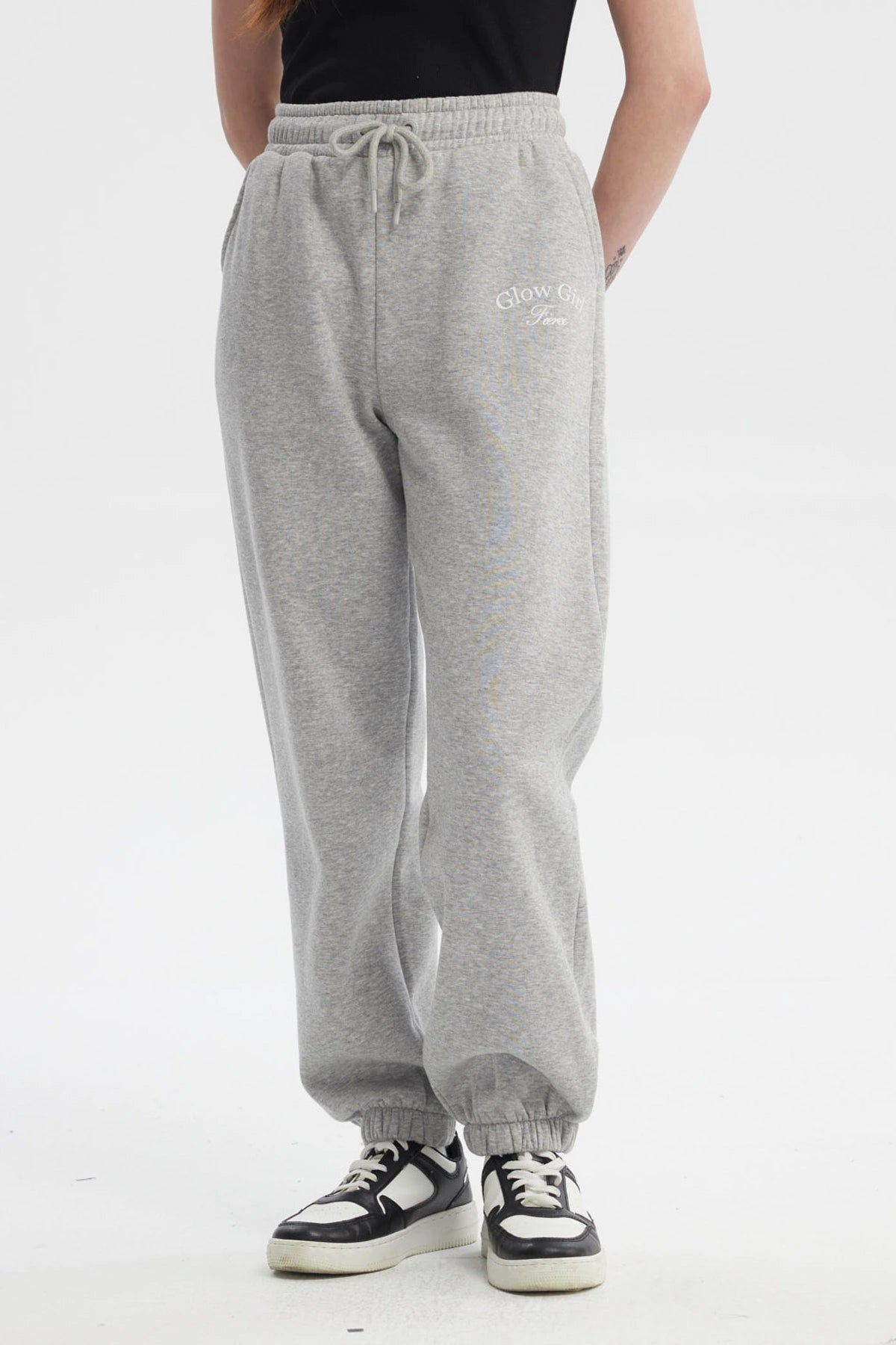 Pantalón jogger gris melange con ajuste en cintura y tobillos estampa lateral Glow Girl Forever en estilo casual relajado