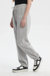 Pantalón jogger gris melange con ajuste en cintura y tobillos estampa lateral Glow Girl Forever en estilo casual relajado