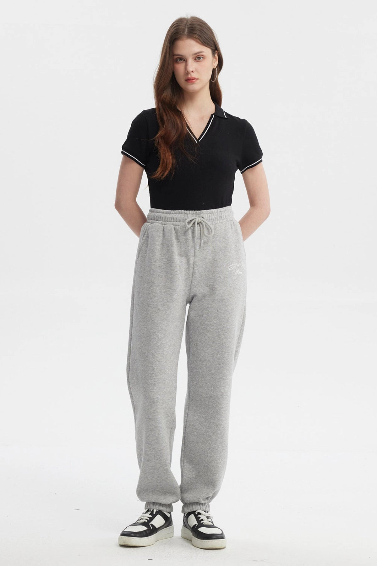 Pantalón jogger gris melange con ajuste en cintura y tobillos estampa lateral Glow Girl Forever en estilo casual relajado