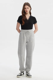 Pantalón jogger gris melange con ajuste en cintura y tobillos estampa lateral Glow Girl Forever en estilo casual relajado