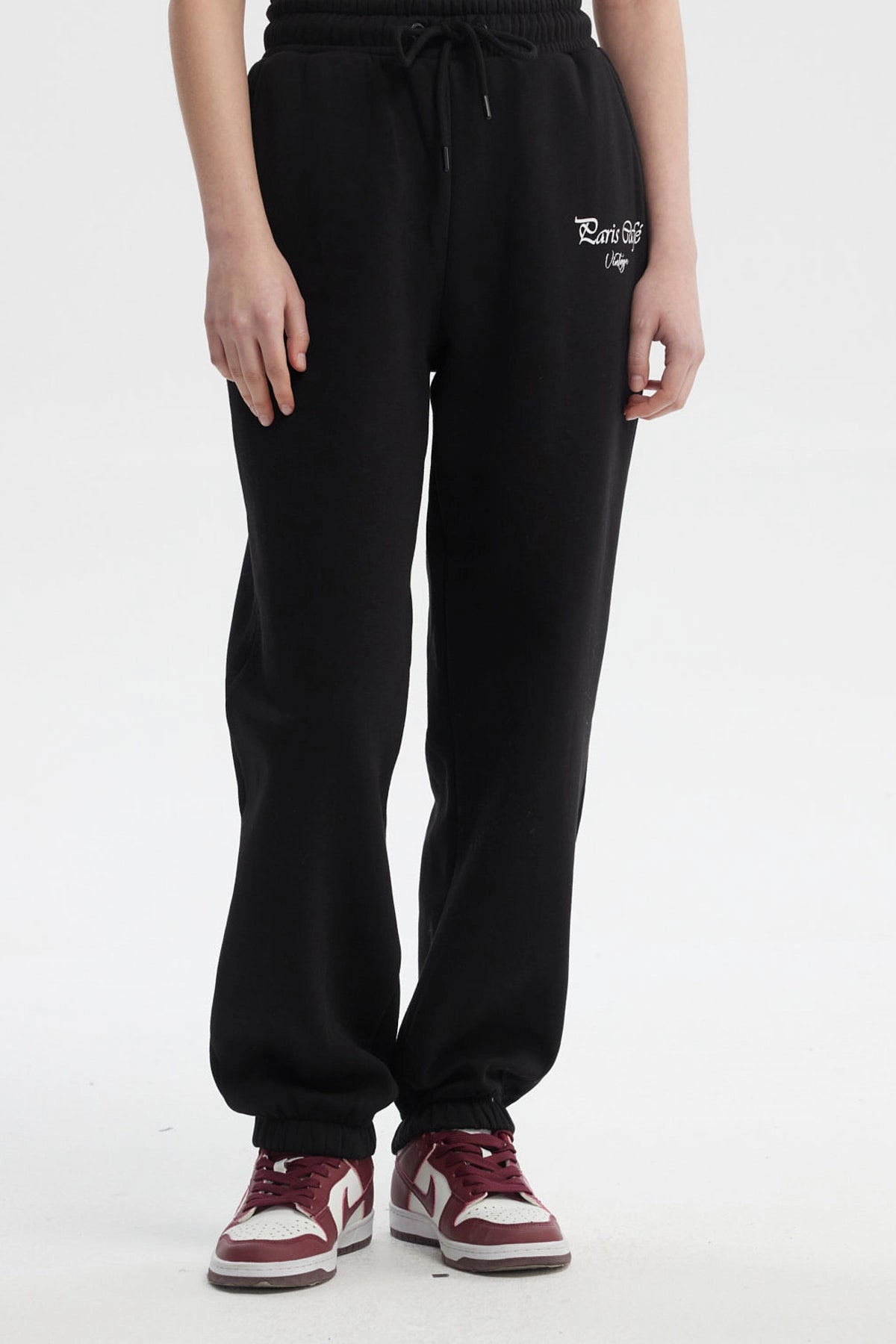 Pantalón jogger negro mujer con estampa pequeña Paris City Vintage en el muslo derecho estilo casual y cómodo
