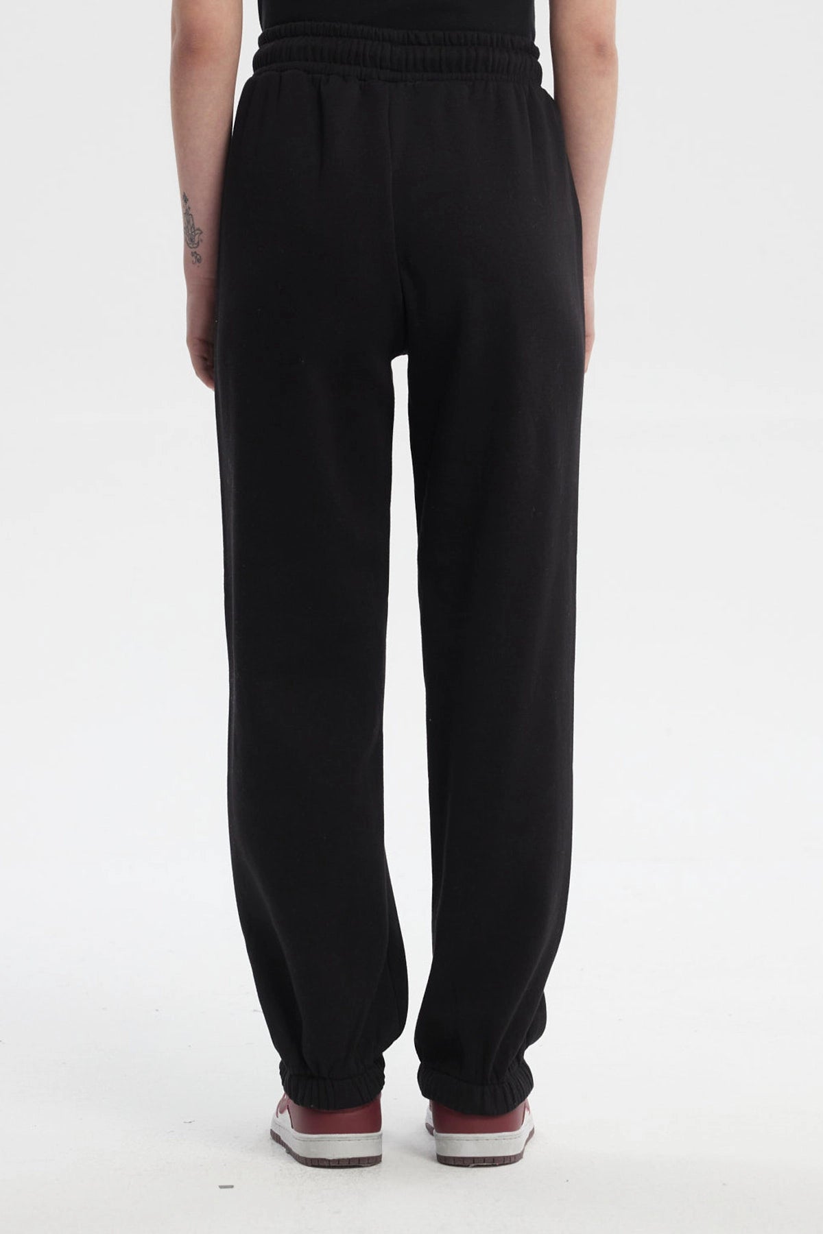 Pantalón jogger negro mujer con estampa pequeña Paris City Vintage en el muslo derecho estilo casual y cómodo