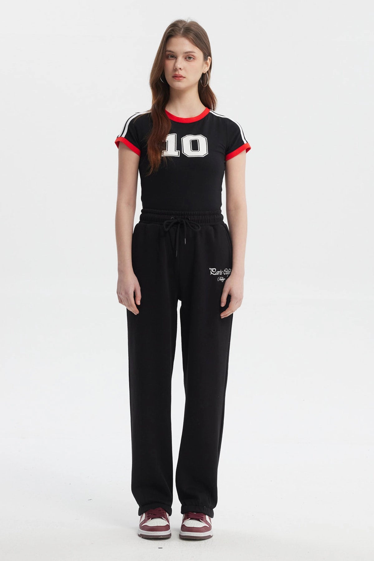 Pantalón jogger negro mujer con estampa pequeña Paris City Vintage en el muslo derecho estilo casual y cómodo