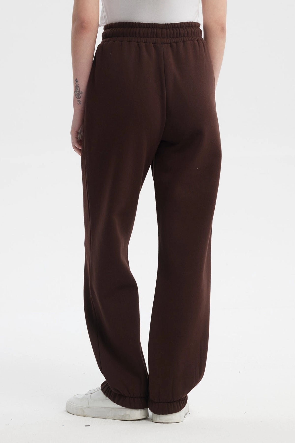 Pantalón jogger café con cintura ajustable y texto 'ROMANTIC CITY' en blanco en la parte superior izquierda