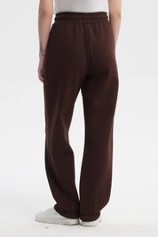 Pantalón jogger café con cintura ajustable y texto 'ROMANTIC CITY' en blanco en la parte superior izquierda