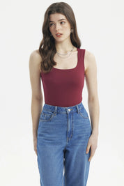 Polera mujer escote cuadrado vino oscuro lisa ajustada sin mangas ideal para combinar con jeans y accesorios plateados