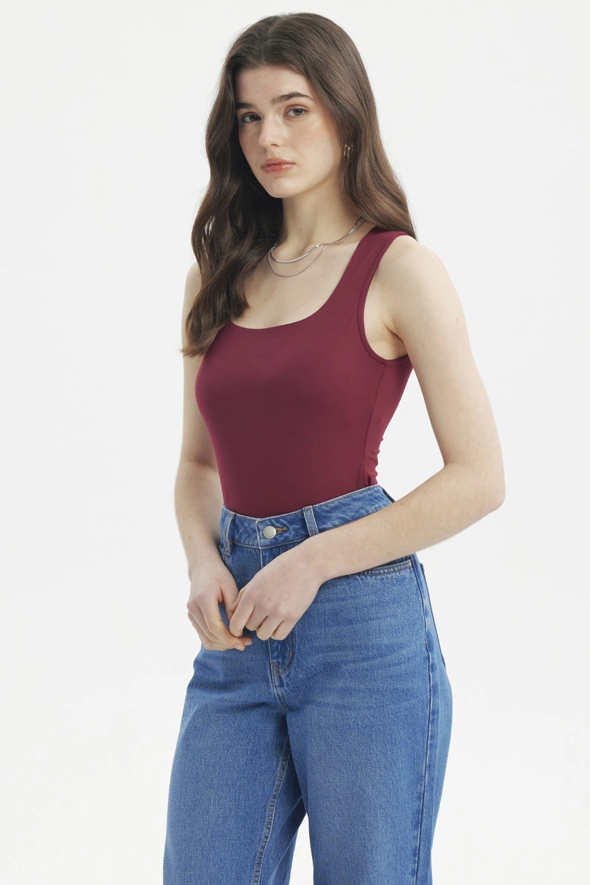 Polera mujer escote cuadrado vino oscuro lisa ajustada sin mangas ideal para combinar con jeans y accesorios plateados