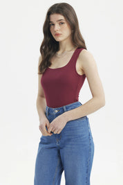 Polera mujer escote cuadrado vino oscuro lisa ajustada sin mangas ideal para combinar con jeans y accesorios plateados