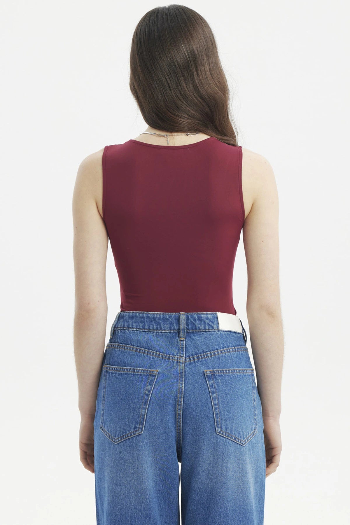 Polera mujer escote cuadrado vino oscuro lisa ajustada sin mangas ideal para combinar con jeans y accesorios plateados