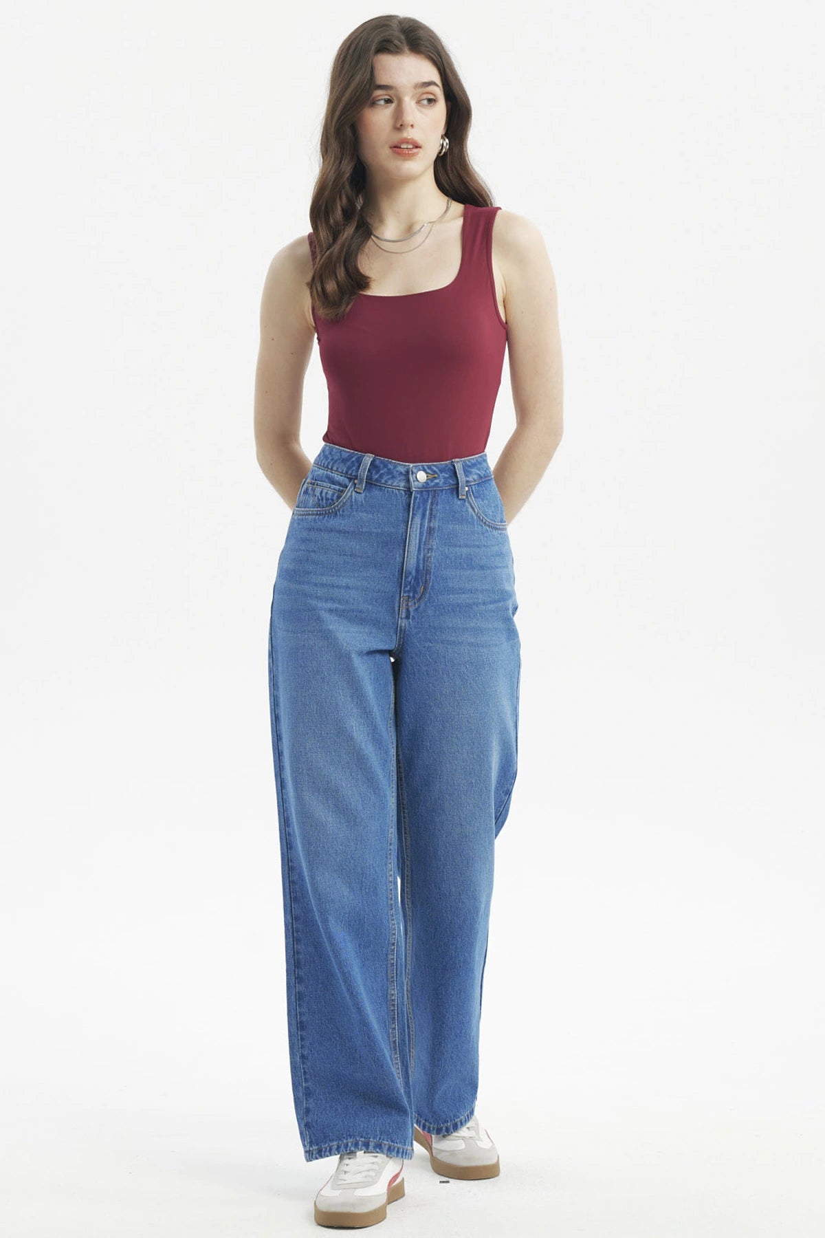 Polera mujer escote cuadrado vino oscuro lisa ajustada sin mangas ideal para combinar con jeans y accesorios plateados