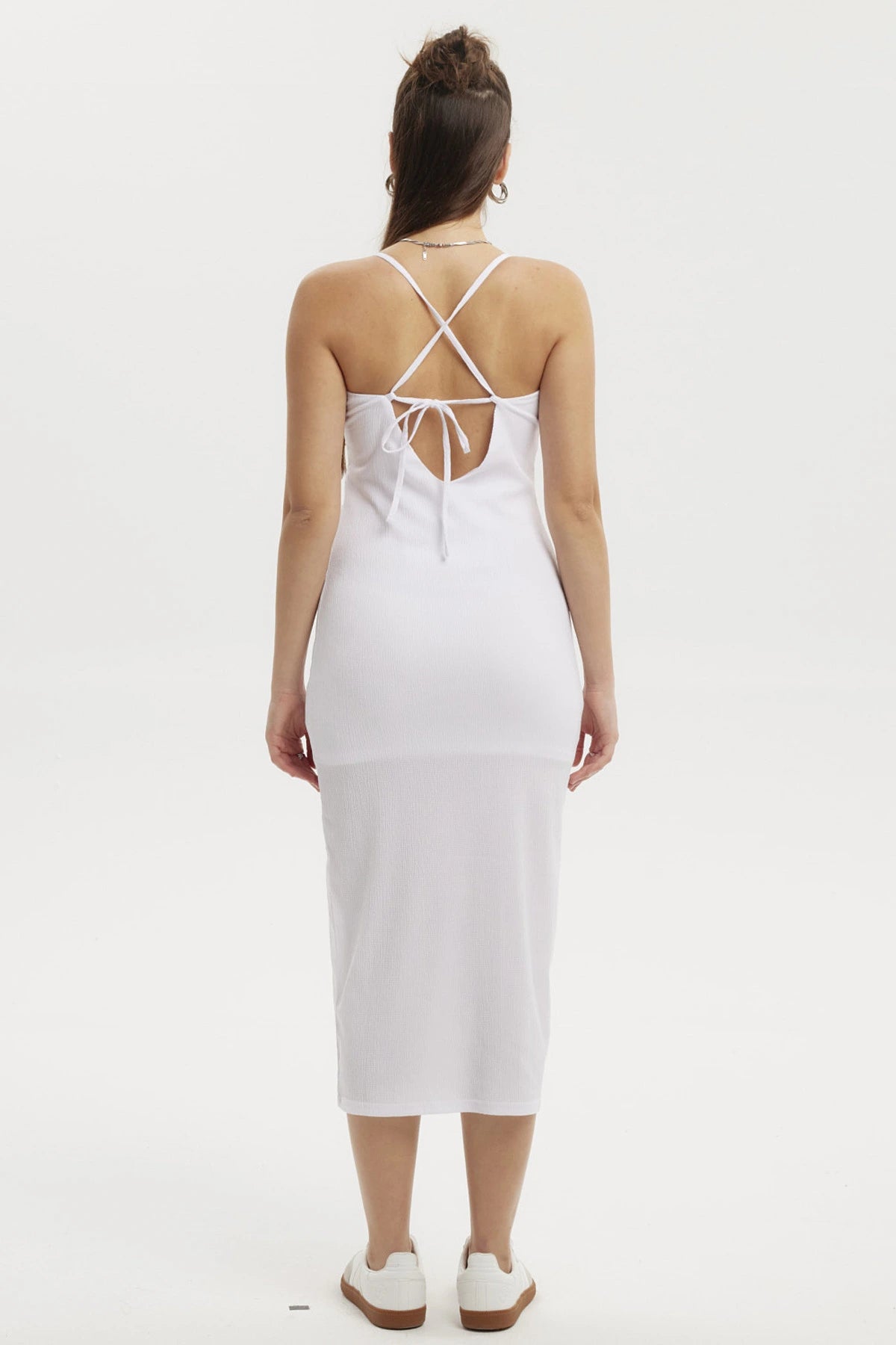 Vestido largo blanco con tirantes delgados y abertura lateral sin estampa lisa y elegante para un look veraniego