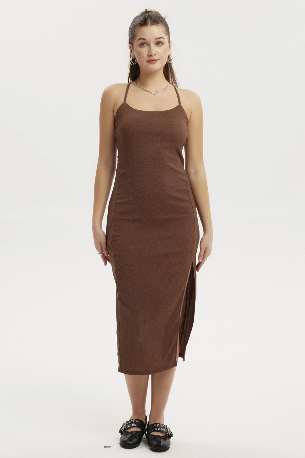 Vestido largo café con abertura lateral sin estampa ideal para ocasiones casuales con tirantes delgados y espalda descubierta