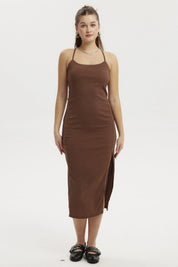 Vestido largo café con abertura lateral sin estampa ideal para ocasiones casuales con tirantes delgados y espalda descubierta