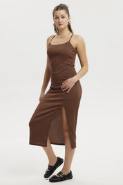 Vestido largo café con abertura lateral sin estampa ideal para ocasiones casuales con tirantes delgados y espalda descubierta