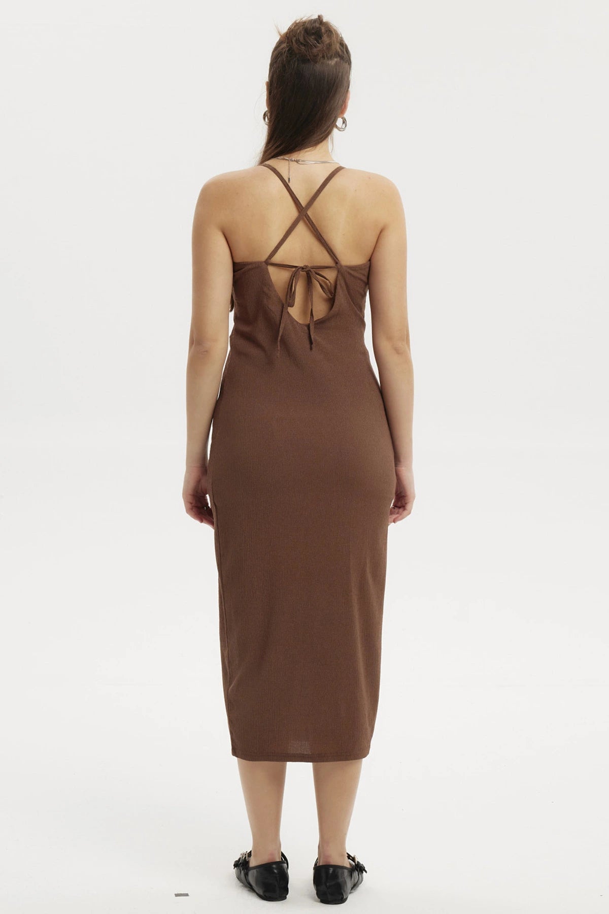 Vestido largo café con abertura lateral sin estampa ideal para ocasiones casuales con tirantes delgados y espalda descubierta