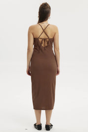 Vestido largo café con abertura lateral sin estampa ideal para ocasiones casuales con tirantes delgados y espalda descubierta