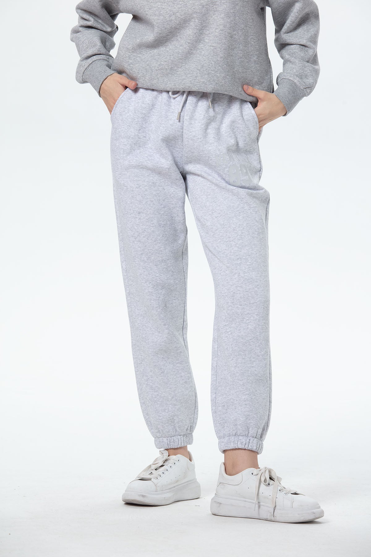 Pantalón buzo mujer jogger gris melange con cintura elástica y bolsillos