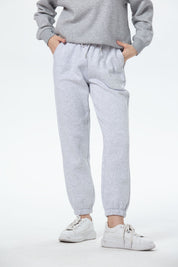 Pantalón buzo mujer jogger gris melange con cintura elástica y bolsillos