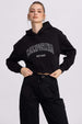 Polerón mujer cropped negro con capucha y texto frontal