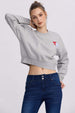 Polerón mujer crop gris melange con estampado de corazones
