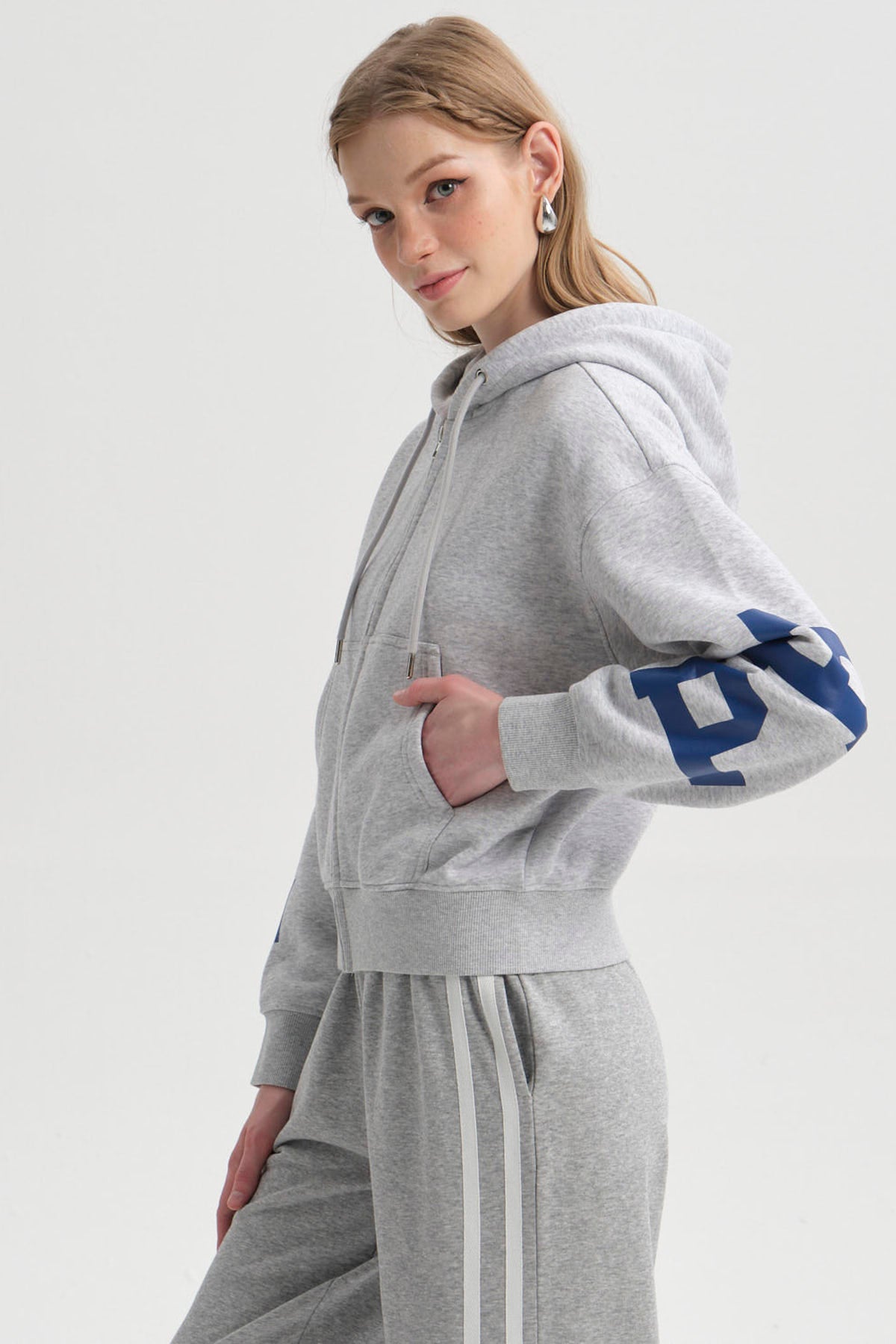 Polerón Mujer Print Mangas Full Gris Melange