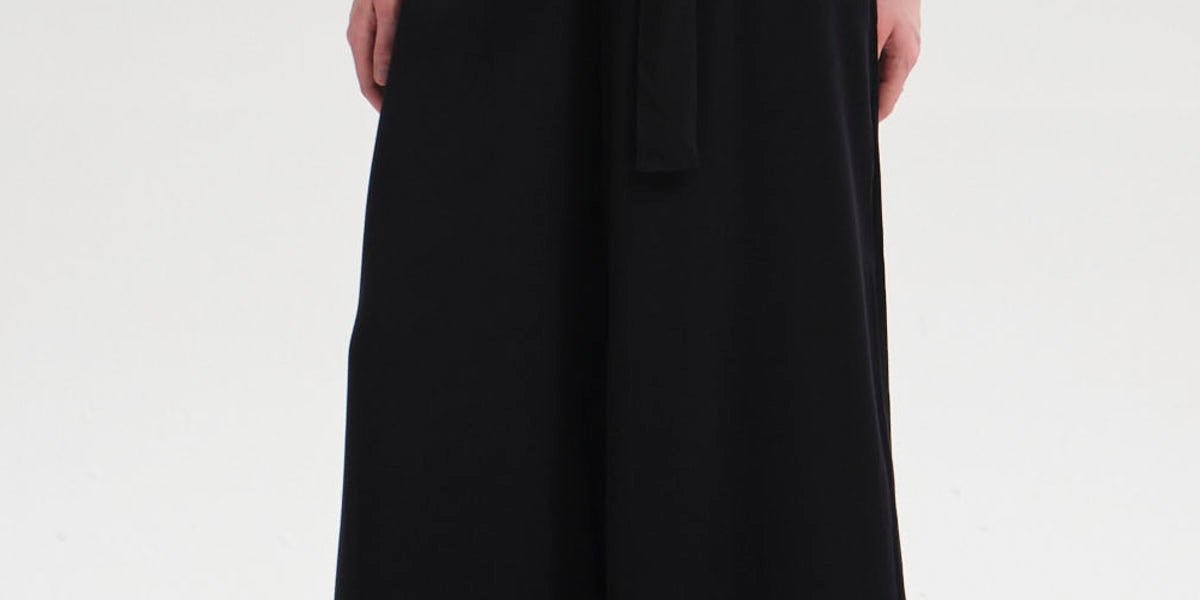 Pantalón negro de mujer tipo palazzo con cinturón visible