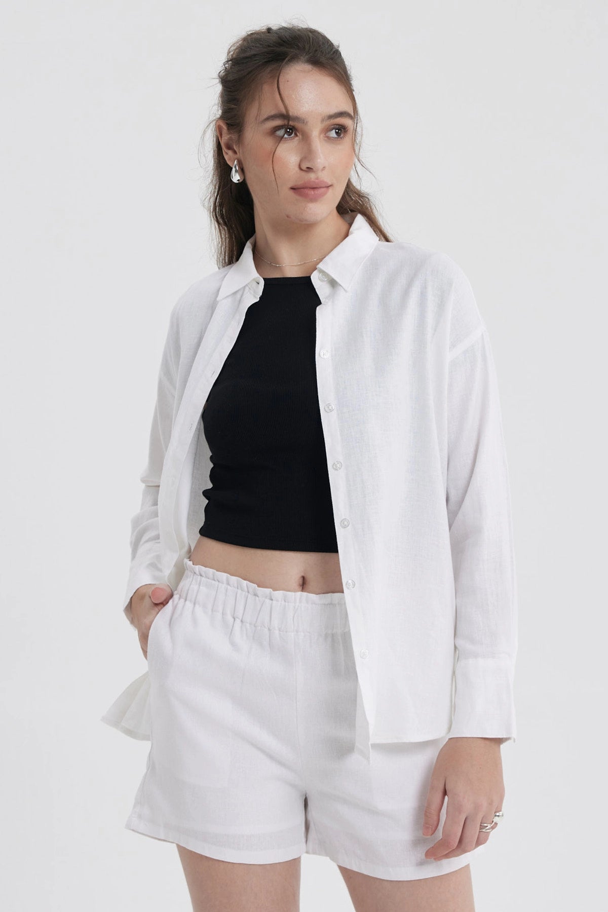 Blusa mujer lino crop blanca con mangas largas y corte relajado