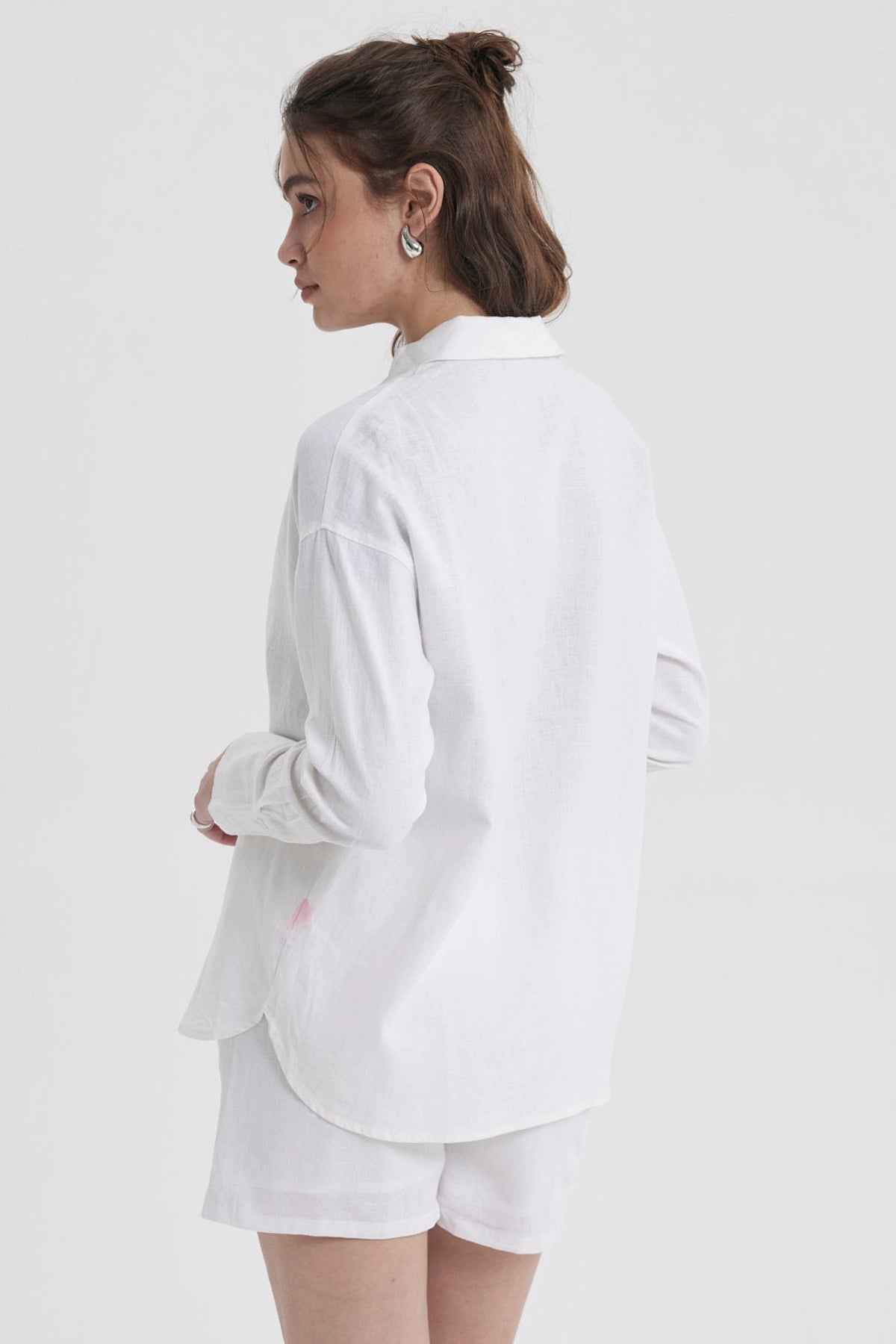 Blusa mujer lino crop blanca con mangas largas y corte relajado