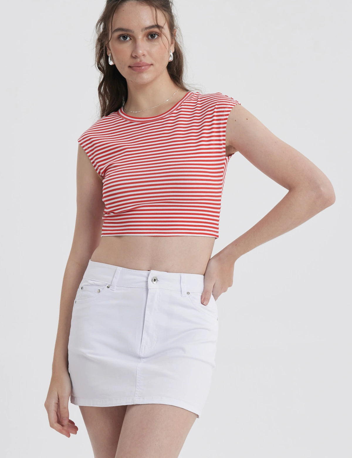 Polera roja de mujer con rayas blancas sin mangas en un diseño moderno