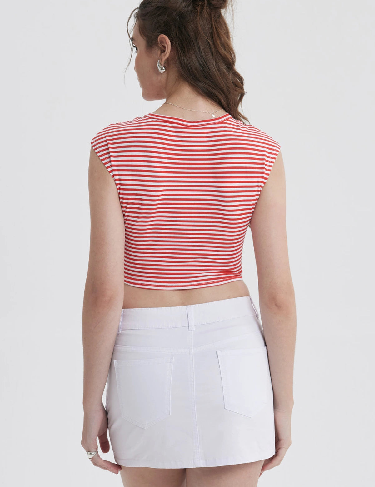 Polera roja de mujer con rayas blancas sin mangas en un diseño moderno