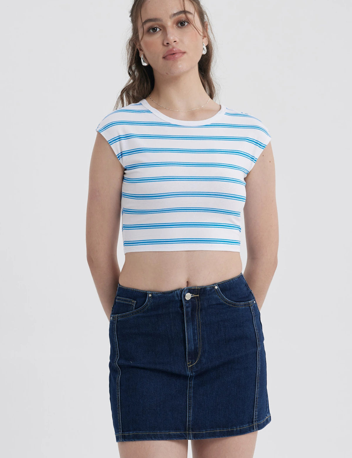 Polera mujer blanca de rayas azules con cuello redondo y mangas cortas
