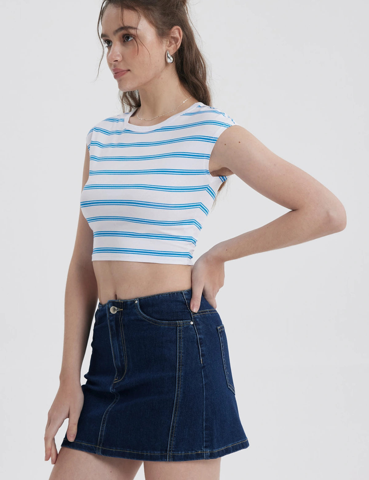 Polera mujer blanca de rayas azules con cuello redondo y mangas cortas