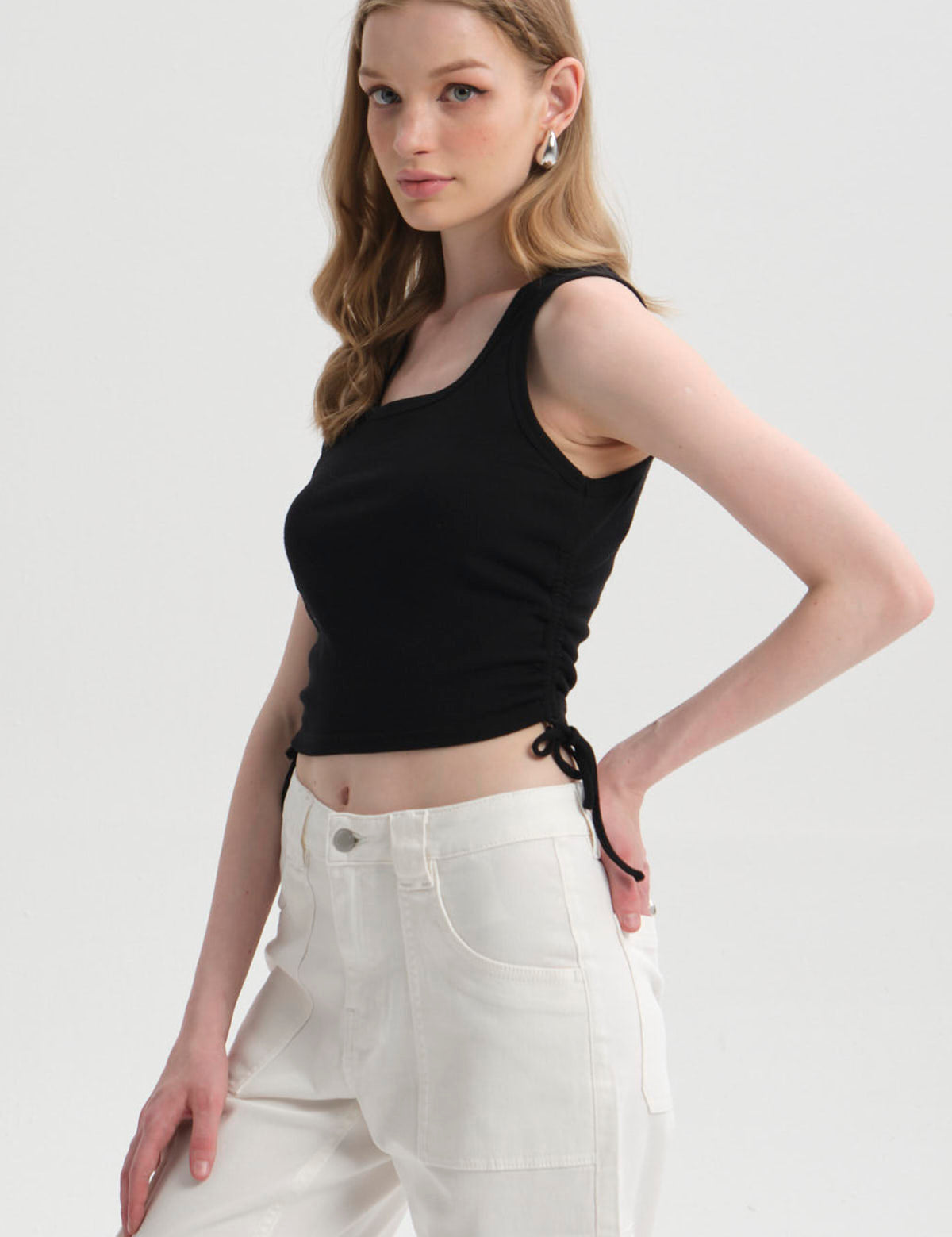 Polera negra de mujer con diseño recogido en los costados y tirantes anchos