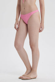 Traje de baño mujer colaless fucsia con diseño de rayas verticales