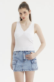 Polera blanca para mujer con textura escote en V sin estampado diseño liso y elegante
