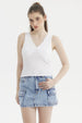 Polera blanca para mujer con textura escote en V sin estampado diseño liso y elegante