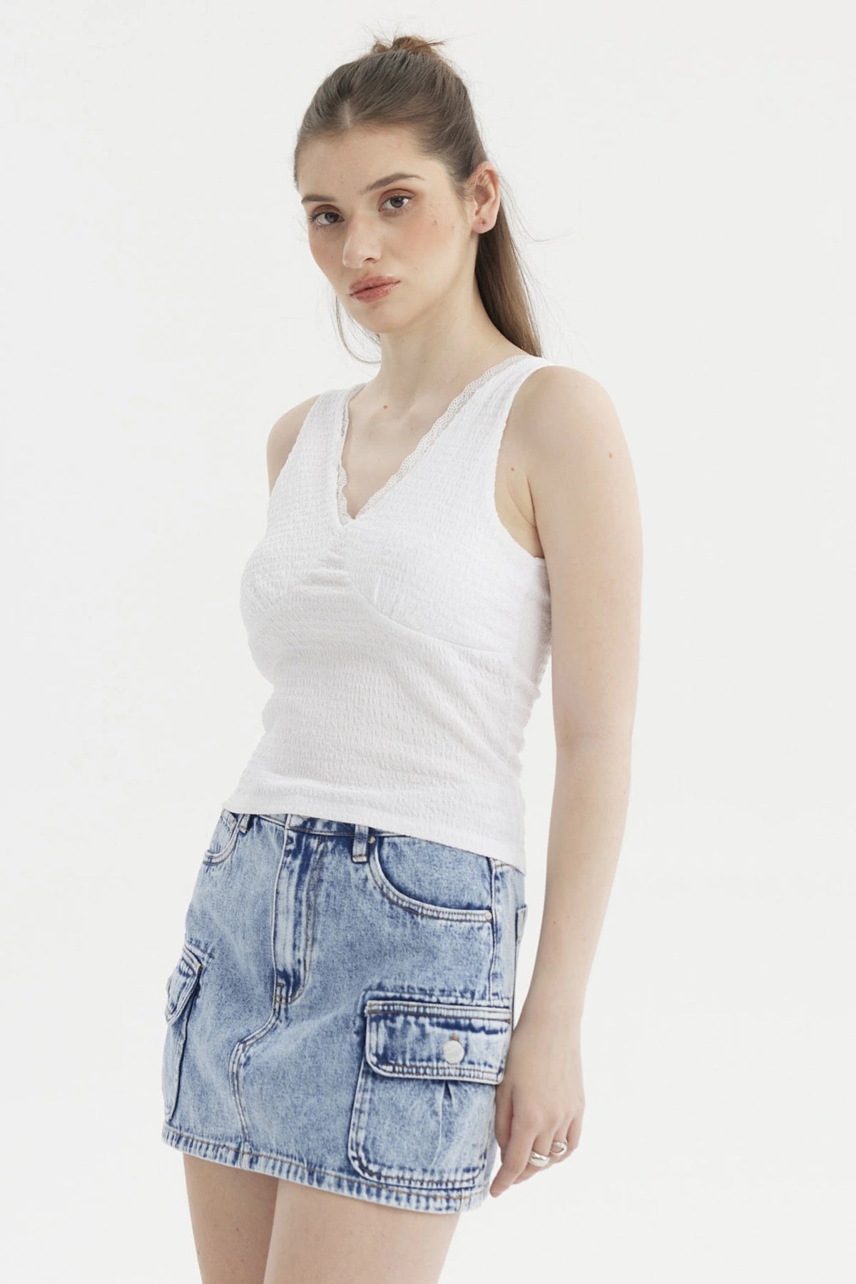 Polera blanca para mujer con textura escote en V sin estampado diseño liso y elegante