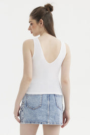 Polera blanca para mujer con textura escote en V sin estampado diseño liso y elegante