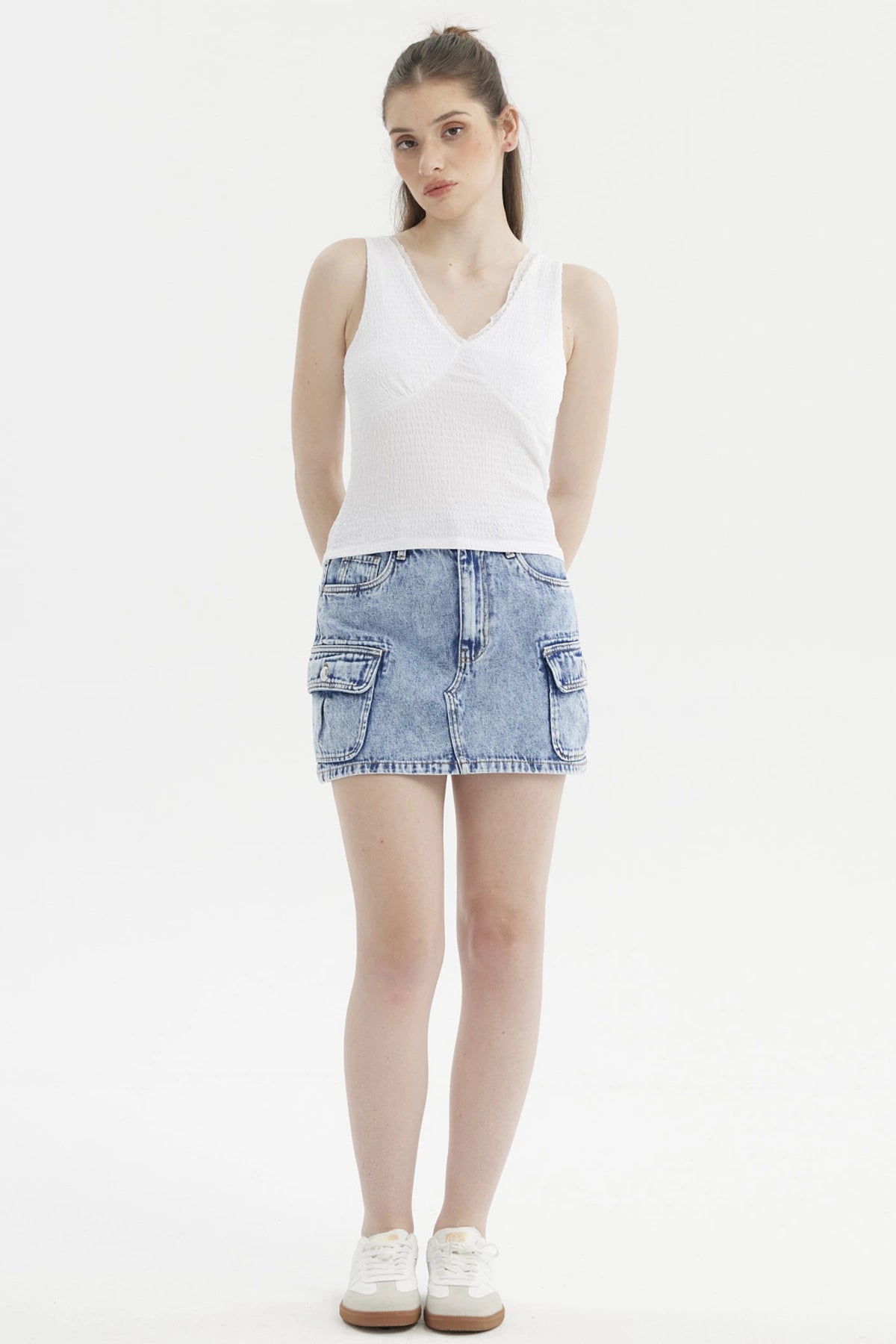 Polera blanca para mujer con textura escote en V sin estampado diseño liso y elegante