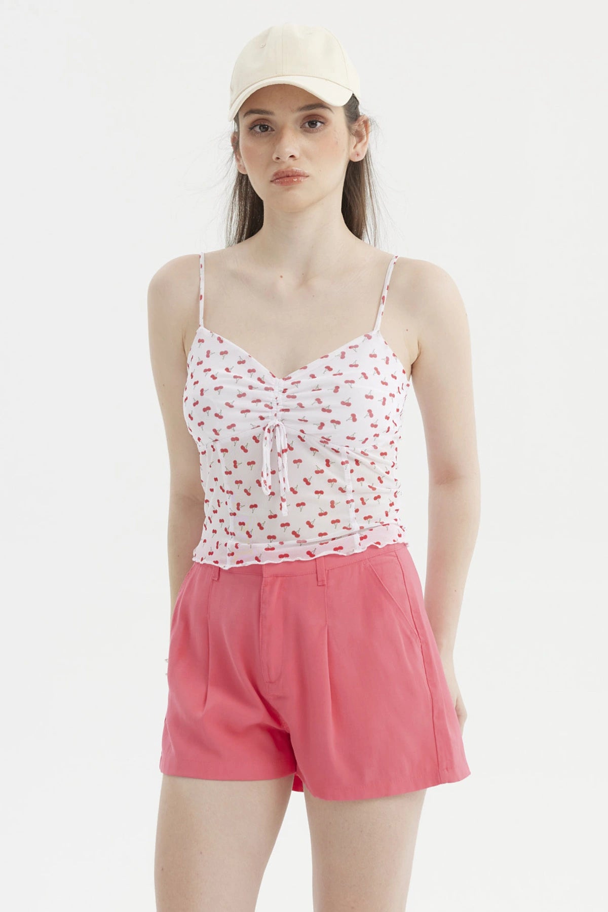 Polera blanca de mujer con tirantes delgados y estampado de cerezas rojas pequeñas por toda la prenda