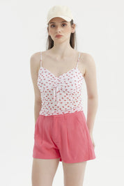 Polera blanca de mujer con tirantes delgados y estampado de cerezas rojas pequeñas por toda la prenda