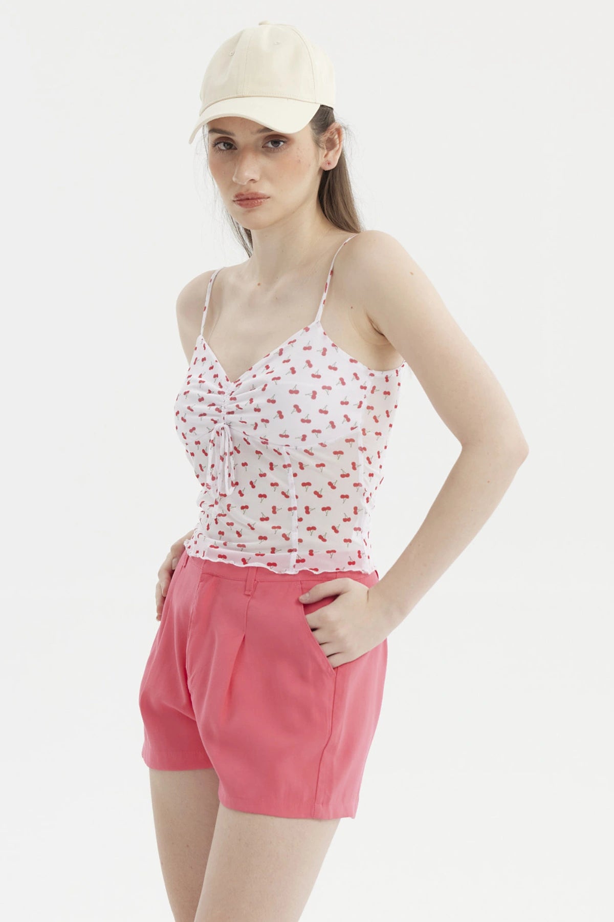 Polera blanca de mujer con tirantes delgados y estampado de cerezas rojas pequeñas por toda la prenda