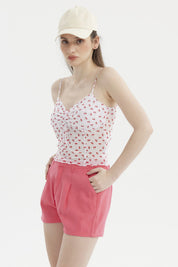 Polera blanca de mujer con tirantes delgados y estampado de cerezas rojas pequeñas por toda la prenda
