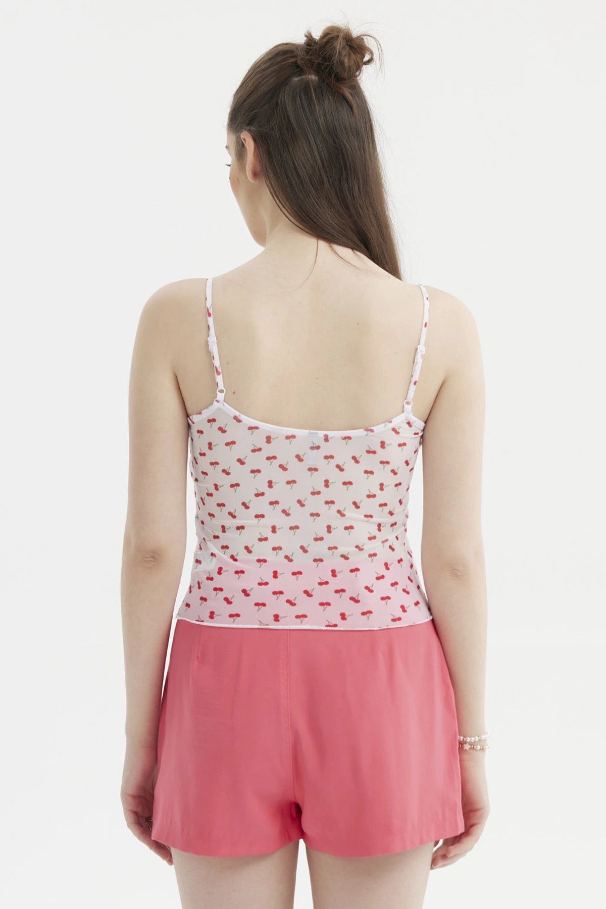 Polera blanca de mujer con tirantes delgados y estampado de cerezas rojas pequeñas por toda la prenda