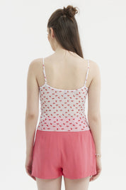 Polera blanca de mujer con tirantes delgados y estampado de cerezas rojas pequeñas por toda la prenda